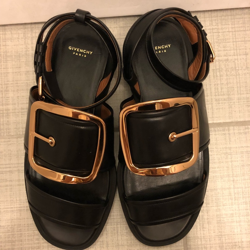 GIVENCY SZ 38 NEW NEVER WORN SANDAL